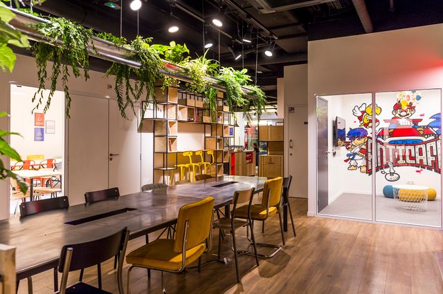 Une vue de l'intérieur de l'Anticafé récemment ouvert à la Défense