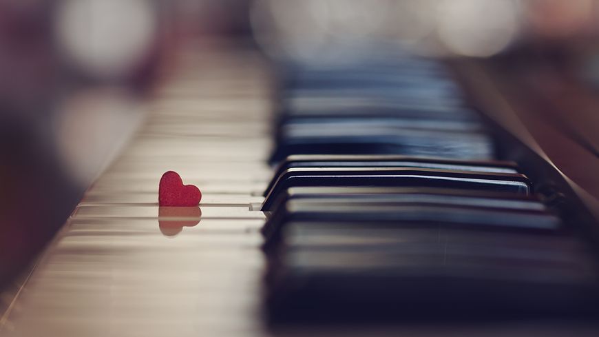 Petit coeur sur piano.