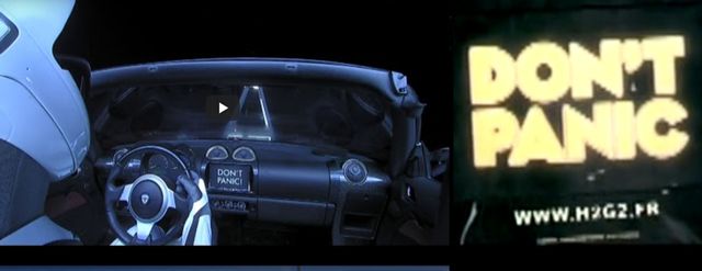 D'un coté le tableau de bord de la Tesla dans l'espace, de l'autre l'écran du voyageur intergalactique dans le film H2G2