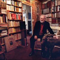 Pierre Henry dans le salon de sa maison du XIIe arrondissement de Paris