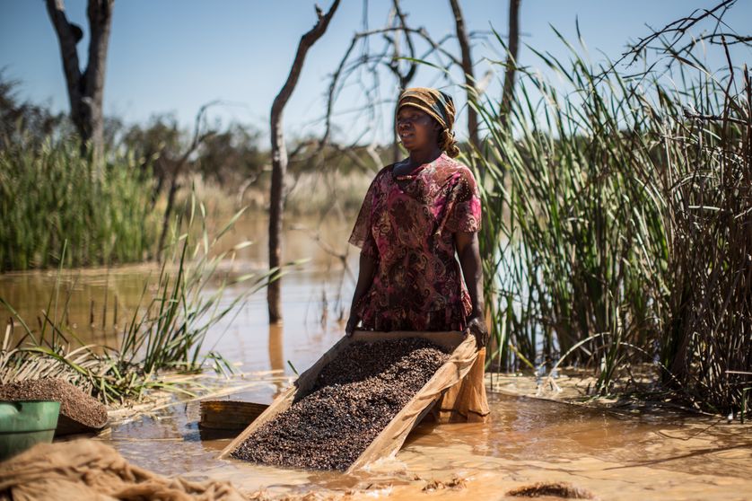 Une femme trie la terre remplie de cobalt extraite de la mine de Lubumbashi, en République Démocratique du Congo