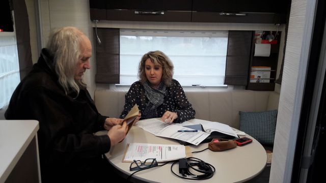 Au fond du bus itinérant des Services Publics, Émilie Wilczinski,chargée d'accueil, aide Alain à finaliser son dossier retraite