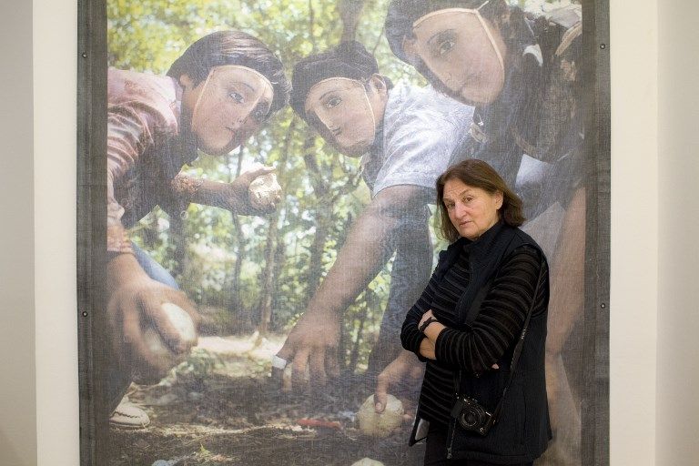 Susan Meseilas au Jeu de Paume devant de ses photos de l'insurrection populaire au Nicaragua