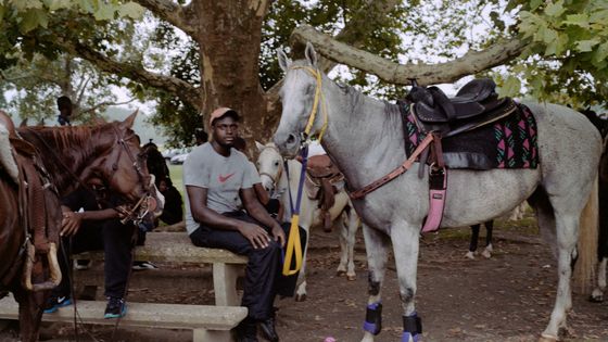 Mohamed Bourouissa Fairmount park, 2015 Photographie couleur 130 x 170 cm Courtesy de l’artiste et kamel mennour, Paris/London © Adagp, Paris, 2017