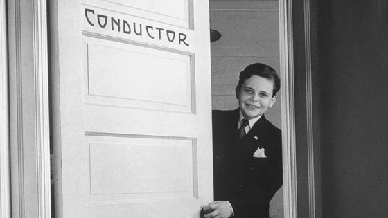 Young conductor Lorin Maazel standing in doorway to his dressing room ©Getty - Nina Leen