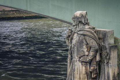 e Zouave du pont de l'Alma, étalon historique des crues de la Seine pour les Parisiens e Zouave du pont de l'Alma, étalon historique des crues de la Seine pour les Parisiens