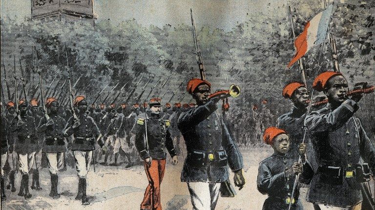 Les tirailleurs sénégalais de l'escorte de l'expédition. Gravure de Tofani, pour illustrer le récit de l'Exploration au Haut Niger, par le commandant Gallieni en 1880-1881.