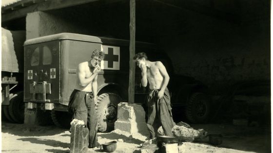 Algerie francaise: scene de la vie quotidienne - deux jeunes soldats francais en train de se raser devant une ambulance militaire a Colomb Bechar (Colomb-Bechar) entre 1958 et 1962 ©AFP - LEEMAGE