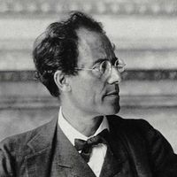 Gustav Mahler dans le hall de l'Opéra de Vienne, en 1907 / cliché Jean-Loup Charmet d'après un original de Moritz Nähr / BnF