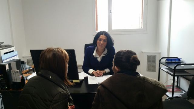Dans son bureau, Aziza Bouhadjar de l'OFII propose une aide au retour aux demandeurs d'asile albanais