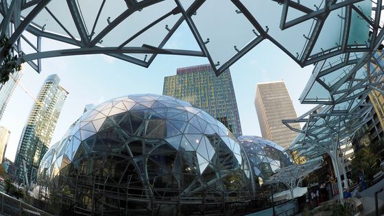 Cette semaine 1/ inauguration du nouveau siège social d'Amazon à Seattle, 40 000 plantes, 3.2 milliards d'euros et 2/ Amazon France veut réduire la prime de nuit de 27 à 23% pour réduire ses coûts... ©Maxppp - JOHN G. MABANGLO