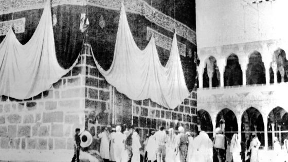 Photo prise le 29 novembre 1979, dans la Grande Mosquée de la Mecque, de la Kaaba, édifice contenant la Pierre noire donnée, selon Mahomet, par l'archange Gabriel à Abraham. ©AFP - AFP PHOTO UPI
