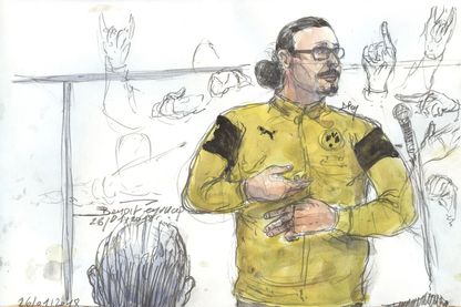 Jawad Bendaoud en train de faire la grimace alors qu'il se trouvait dans le box des accusés pendant son procès au tribunal du palais de justice à Paris le 26 janvier 2018 Jawad Bendaoud en train de faire la grimace alors qu'il se trouvait dans le box des accusés pendant son procès au tribunal du palais de justice à Paris le 26 janvier 2018