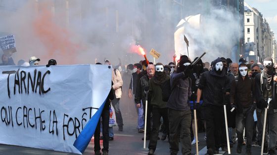 Manifestations à Paris le 21 juin 2009 en soutien aux neuf personnes du "groupe de Tarnac" neuf personnes du "groupe de Tarnac" mises en examen dans le cadre de l'enquête sur des sabotages de lignes TGV à l'automne 2008 ©AFP - Miguel Medina