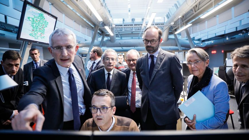 Edouard Philippe et Elisabeth Borne, ici au centre national des opérations ferroviaires de la SNCF, vont mener la réforme par ordonannces