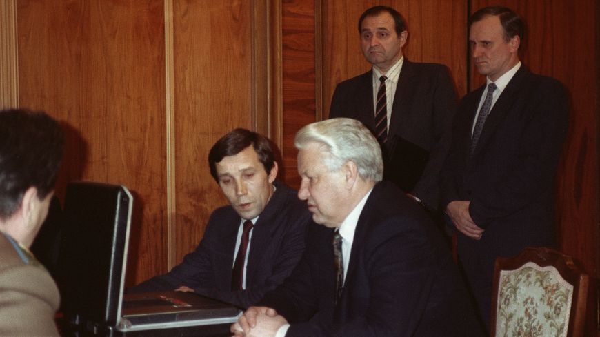 Boris Eltsine devant la mallette nucléaire, en 1991.