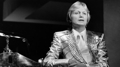 Claude François accoudé à une Royce rolls chante pour l'émission "Numéro Un" en 1976 ©AFP - Alain Liennard / Ina