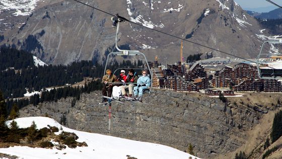 "Chaque année on doit valider les tarifs des forfaits, mais on est 15 communes à le faire pour le domaine, aucune n'ose bloquer les autres, alors on décide pas vraiment", explique le maire de Morzine ©Maxppp - JEAN-BAPTISTE QUENTIN