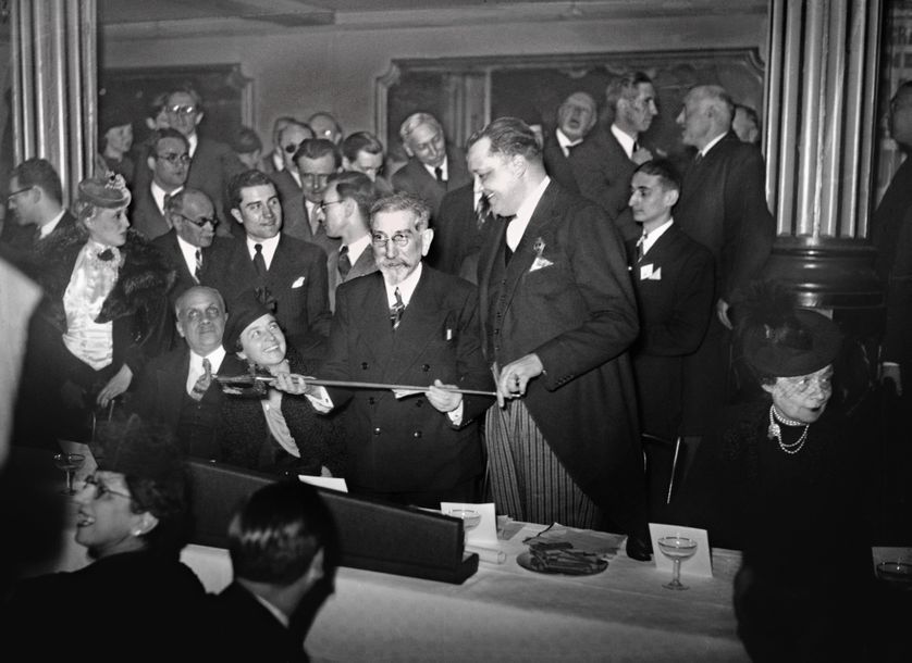 L'écrivain et homme politique Charles Maurras reçoit son épée d'académicien le 02 mars 1939 à Paris. Il est radié en 1945 après sa condamnation pour intelligence avec l'ennemi pendant la Seconde Guerre mondiale