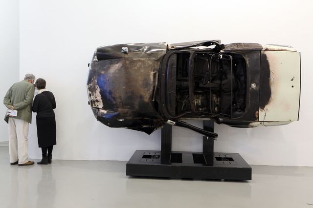 "Tulipe" oeuvre d' Arman exposée en 2011 au Musée d'Art Moderne (Mamac) de Nice, fabriquée à partir d'une voiture Triumph Spitfire dynamitée par l'artiste français.