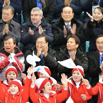 Le président sud-coréen Moon Jae-in (au dernier rang, à gauche) et Kim Yo-jung, la sœur du président nord-coréen, (à droite) applaudissent l'équipe unifiée de Corée lors d'un match de hockey