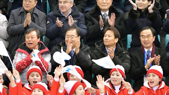 Le président sud-coréen Moon Jae-in (au dernier rang, à gauche) et Kim Yo-jung, la sœur du président nord-coréen, (à droite) applaudissent l'équipe unifiée de Corée lors d'un match de hockey ©AFP - MANABU KATO / YOMIURI