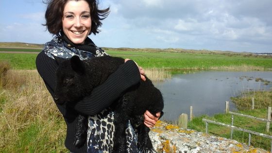 Stéphanie et son mouton noir - © Alice Milot