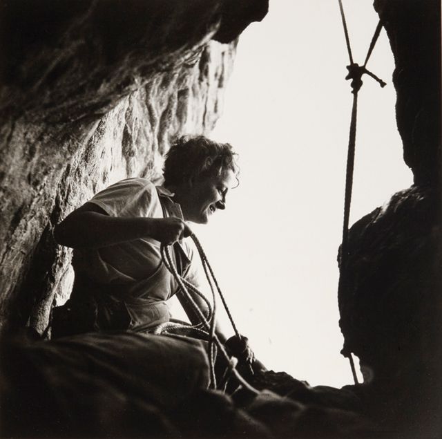 Germaine Tillion à l’entrée d’une grotte, Aurès, 1935-1936 Paris, Association Germaine Tillion