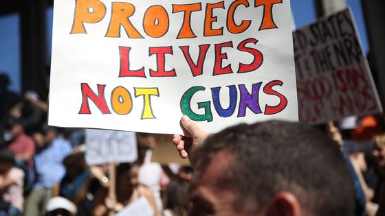 "Protégez les vies, pas les armes", après la tuerie de Parkland : manifestation pour le contrôle des armes à Fort Lauderdale, Floride, 17/02/2018 ©AFP - JOE RAEDLE / GETTY IMAGES NORTH AMERICA