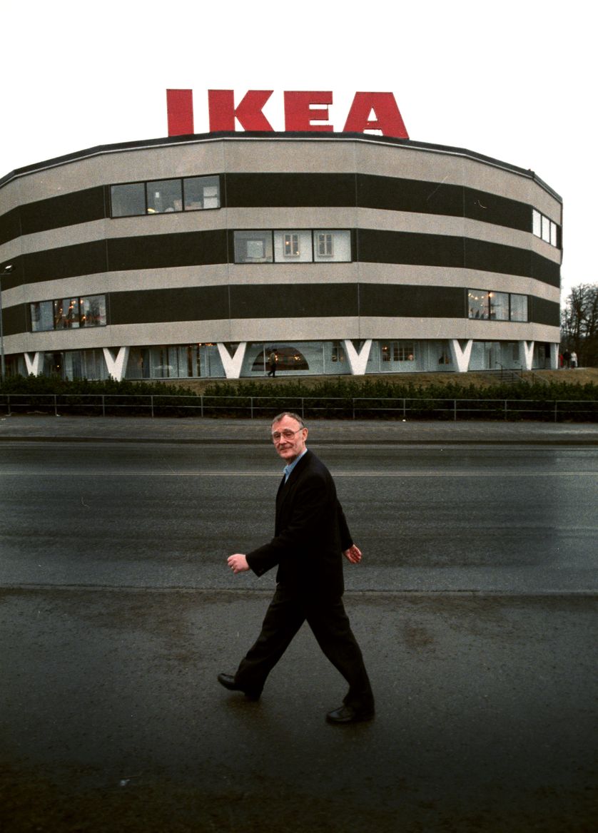 Ingvar Kamprad devant un magasin Ikea dans le sud de Stockholm en 1991