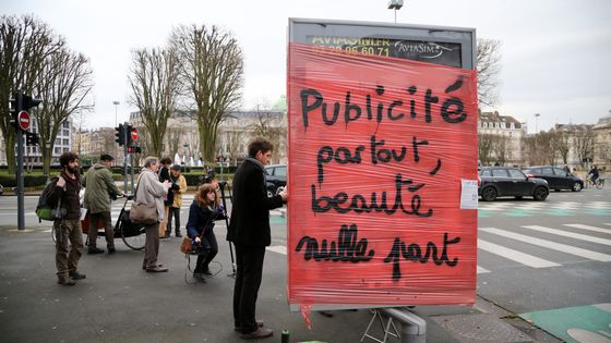 Action anti-pub des déboulonneurs à Lille ©Maxppp - Alexis Christiaen