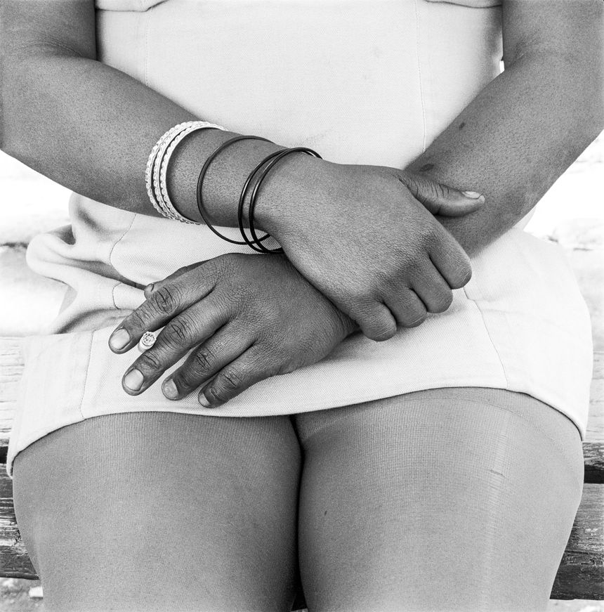 Femme en train de fumer, Fordsburg, Johannesbourg 1972 épreuve gélatino-argentique, 40 x 40 cm Collection Centre Pompidou, Paris
