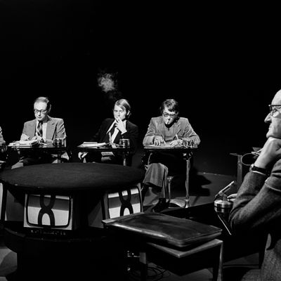 L'économiste Claude Gruson lors d'un débat télévisé avec Jean François Kahn (Europe n°1), Philippe Simonnot (Le Monde), Jean Matouk (Le Nouvel Observateur) et Serge Bernard (France Soir), 30 septembre 1974