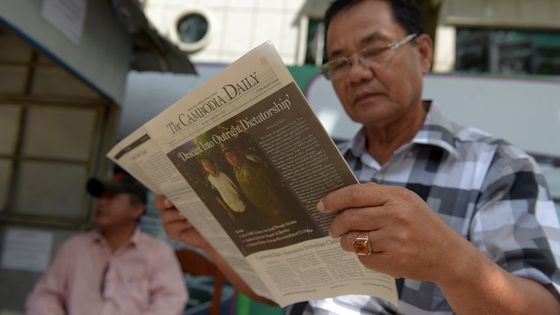 4 septembre 2017 : “Descente vers la dictature pure et simple” en Une du Cambodia Daily. L'un des rares journaux indépendants restants du Cambodge a fermé ses portes après que le chef de l'opposition du pays ait été arrêté pour trahison. ©AFP - Tang Chhin Sothy