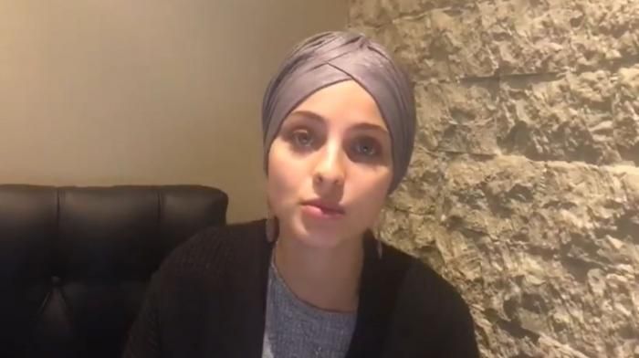 Dans une vidéo postée sur Facebook, Mennel Ibtissam annonce qu'elle quitte la compétition de la saison 7 de l'émission The Voice.