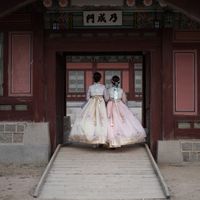 Deux jeunes femmes coréennes portent le hanbok, costume traditionnel coréen, lors de la fête des récoltes du Chuseok, à Séoul , le 3 octobre 2017