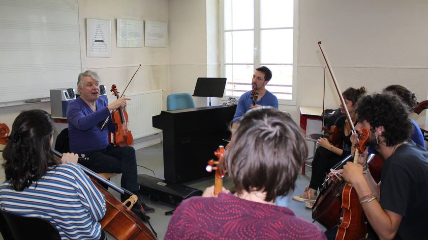 Didier Lockwood pendant un cours de violon au Centre des musiques Didier Lockwood de Dammarie-les-Lys (Seine-et-Marne)
