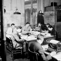 Journalistes dans les locaux de l'AFP en novembre 1955