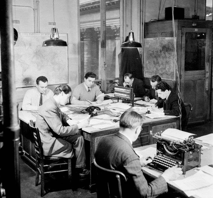 Journalistes dans les locaux de l'AFP en novembre 1955