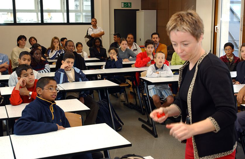 une professeur de musique accueille des élèves de sixième et leurs familles, le 05 septembre 2001 dans le XVIIIe arrondissement de Paris, pour le premier jour de la rentrée scolaire consacré à une prise de contact.