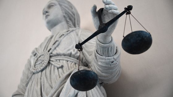 La balance, attribut de l'allégorie de la justice, ici devant le tribunal de Rennes. ©AFP - DAMIEN MEYER