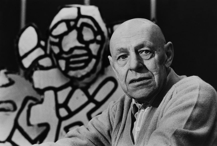 Jean Dubuffet devant l'une de ses oeuvres, circa 1970 à Paris.