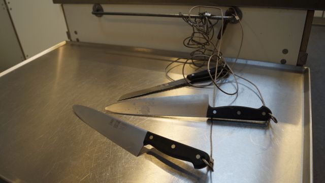 Dans les cuisines de la prison ouverte de Horserød, les couteaux sont accessibles aux détenus