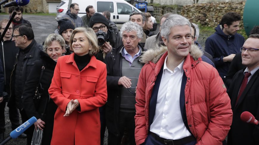 Plus anecdotique, Laurent Wauquiez (à droite) a aussi affirmé que si Emmanuel Macron est souvent vu en bras de chemise c'est parce qu'il a copié le style du chef de file Les Républicains