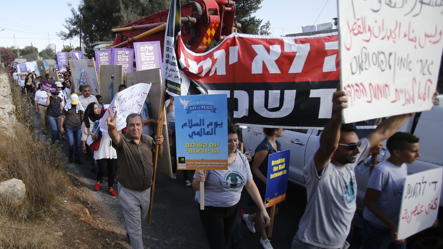 Israéliens et Palestiniens du mouvement Combattants pour la paix lors d'une manifestation contre l'occupation dans les territoires palestiniens.
