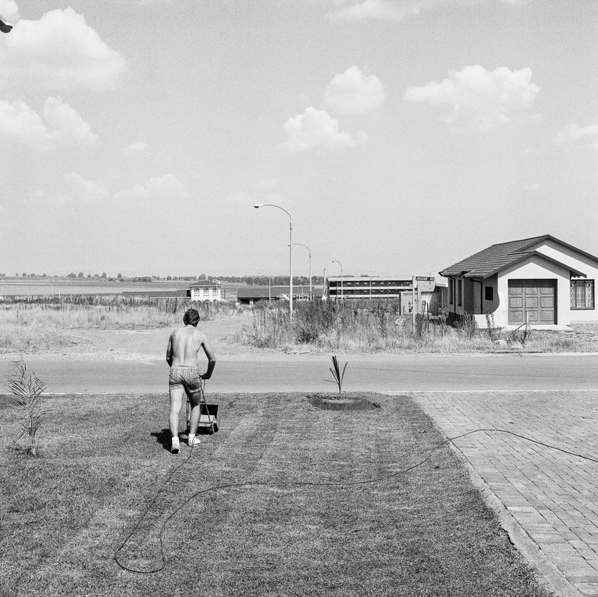 Samedi après-midi dans le quartier de Sunward Park, Boksburg, avril 1979 Épreuve gelatino-argentique, env. 41 x 40,5 cm Courtesy David Goldblatt et Goodman Gallery Johannesburg et Cape Town