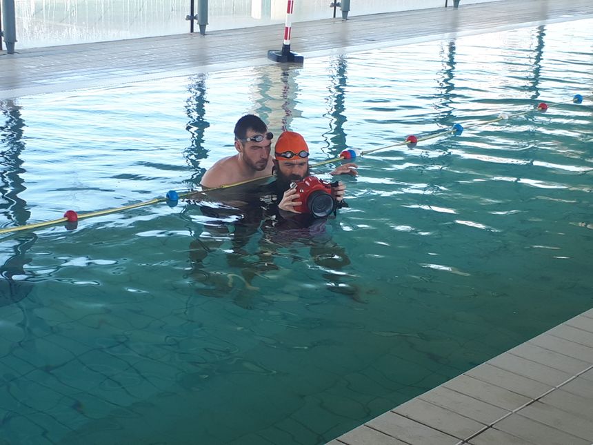 Cédric Giscos en séance de natation et d'apnée pour les besoins d'un film avec Etienne le cadreur