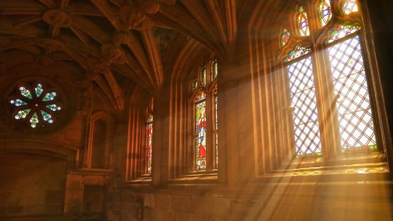 Lumière du soleil qui percent à travers la fenêtre de l'Église ©Getty - Steven Moore / EyeEm