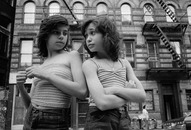Susan Meiselas, Dee et Lisa, Mott Street, Little Italy, New York, 1976. Série Prince Street Girls, 1975-1990