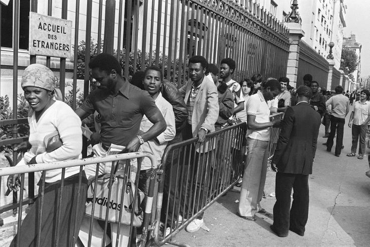 "Sans-papiers" faisant la queue le 31 août 1981 devant la préfecture de Rhône à Lyon pour solliciter la régularisation de leur situation.
